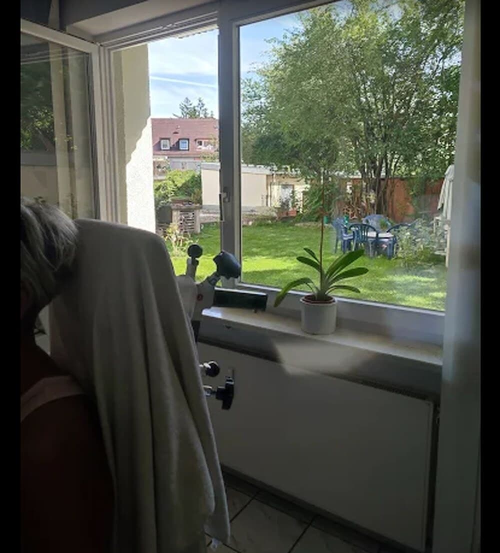 Heller Behandlungsraum mit Blick ins Grüne